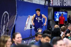 美媒：湖人可考虑用55号签选杨瀚森 来补充LBJ&077领衔的核心阵容