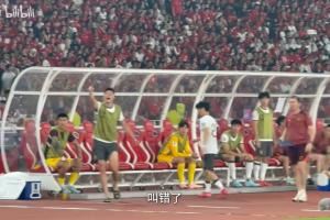 认不清人？国足下半场3次换人“乌龙”😅伊万教练组反复认错人